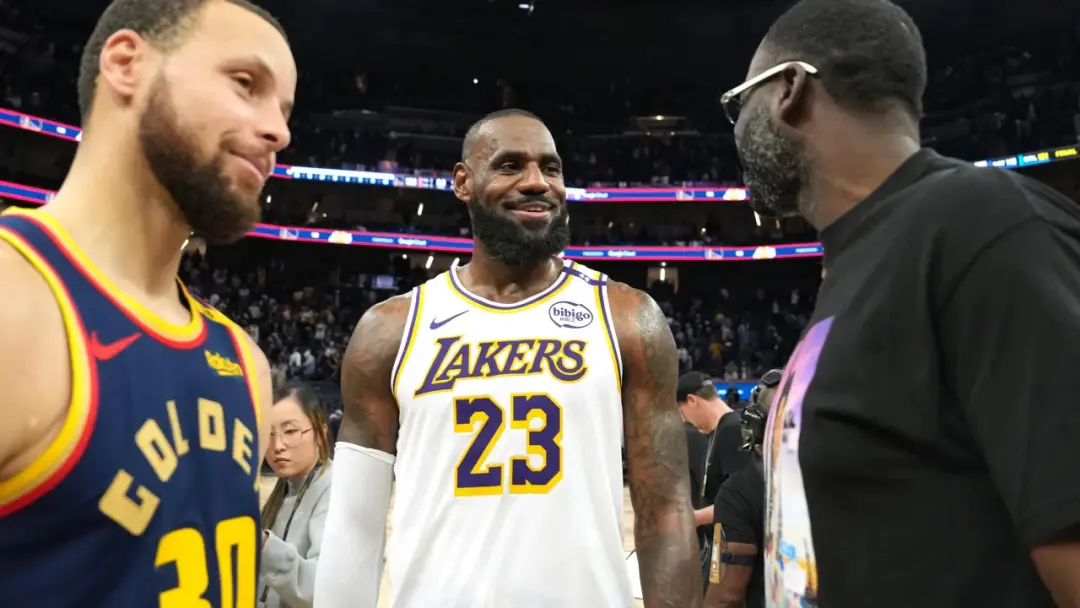 Draymond Green defendeu LeBron James contra críticas sobre os trajetos de helicóptero entre Filadélfia e Nova York. O v…