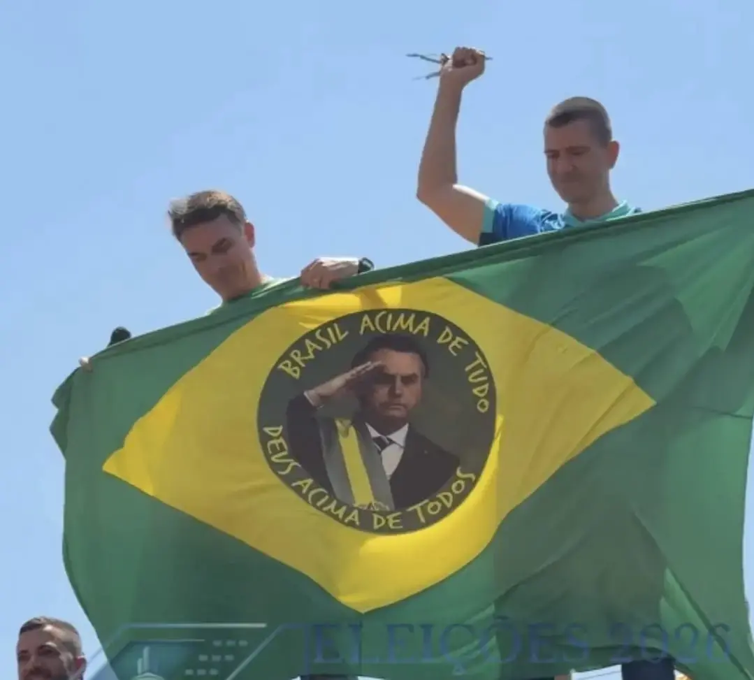 Flávio Bolsonaro prometeu receber a faixa presidencial das mãos do pai, Jair Bolsonaro, se vencer o segundo turno em Sã…