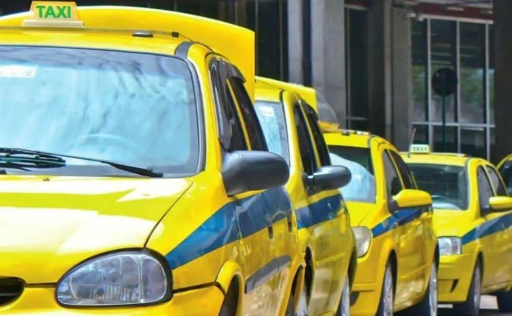 Galeão: um esquema de fraude no taxímetro faz o preço subir até 20%. Isso muda totalmente a experiência de quem tá cheg…
