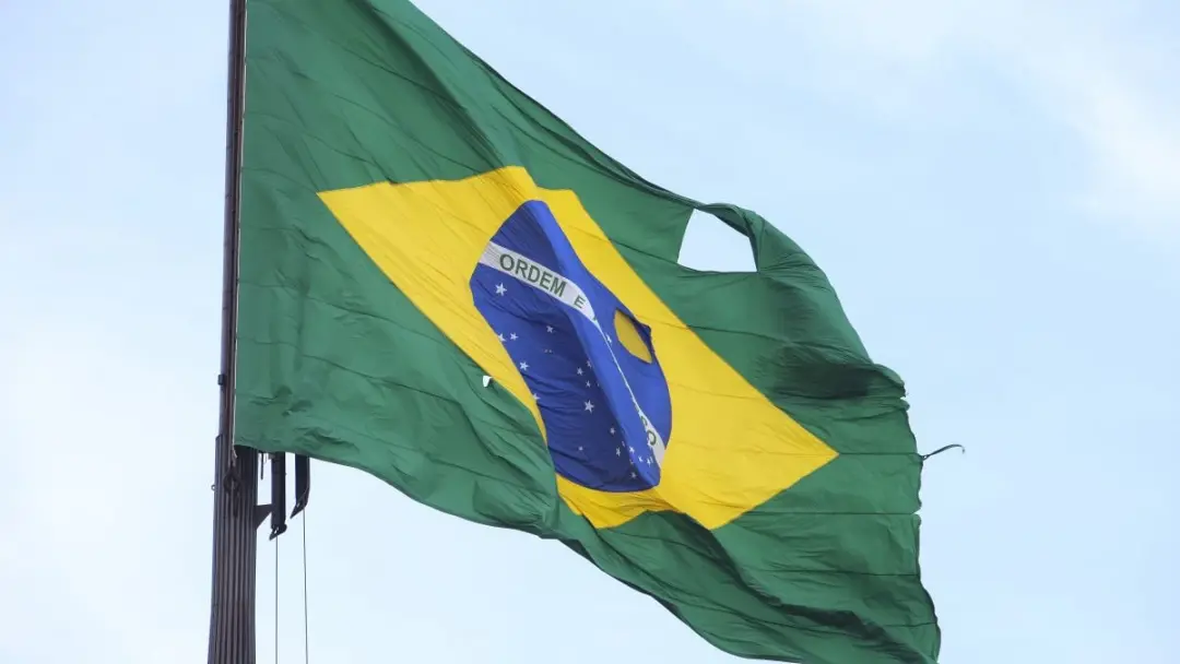 Projeto de lei cria crime de traição à pátria com pena de 8 a 20 anos. A proposta visa punir quem ceder patrimônio naci…