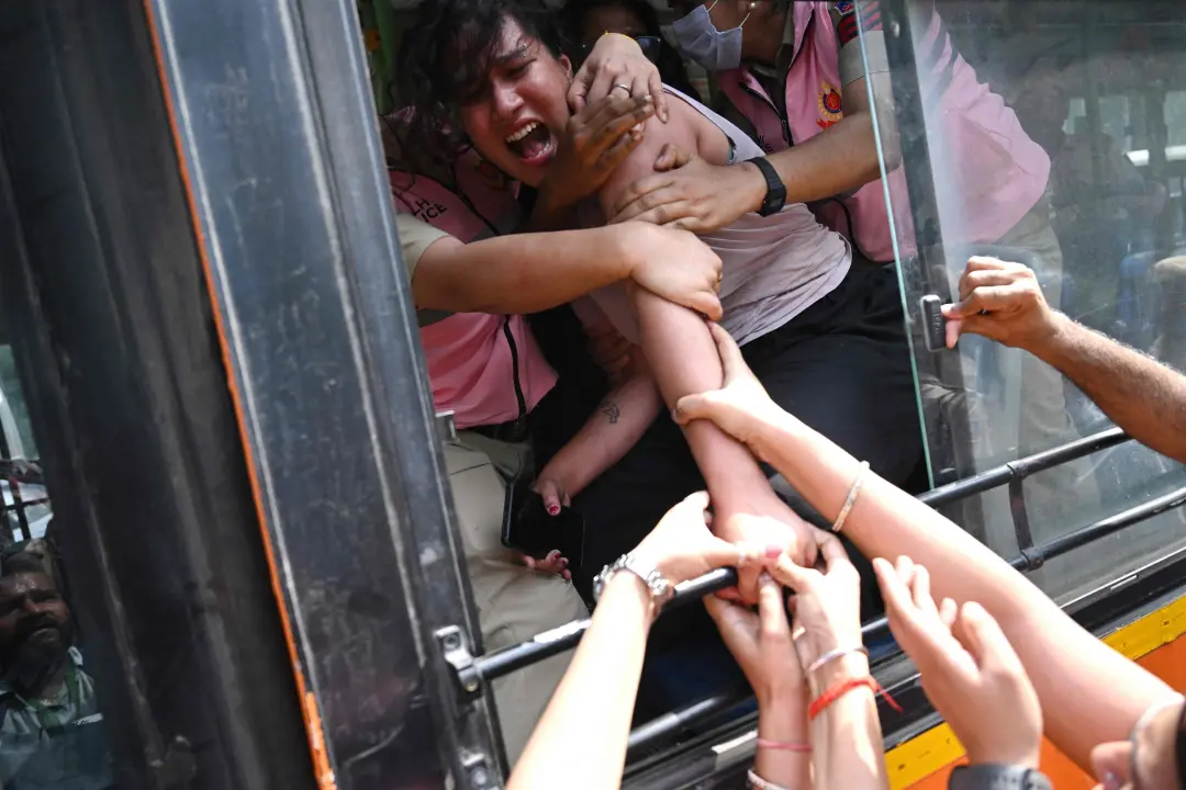 Na Índia, líderes do Partido das Baratas foram presos dentro de um avião durante protestos contra o governo de Narendra…