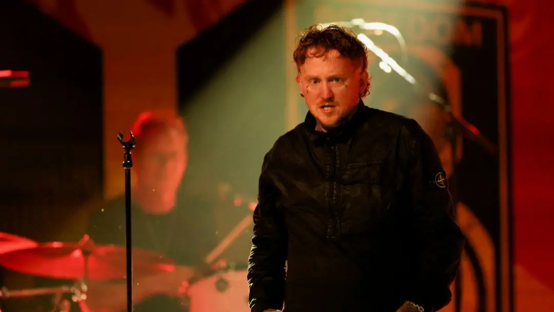 Frank Carter, vocalista do Sex Pistols, repreendeu um fã que entrou na pista de mosh só para mulheres durante o show no…