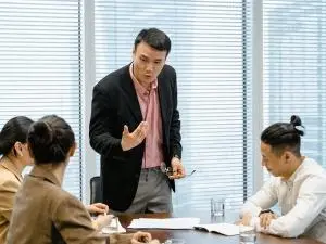 Maioria dos chefes diz que a saúde mental no trabalho melhorou, mas o trabalhador discorda disso. Parece que o olhar de…