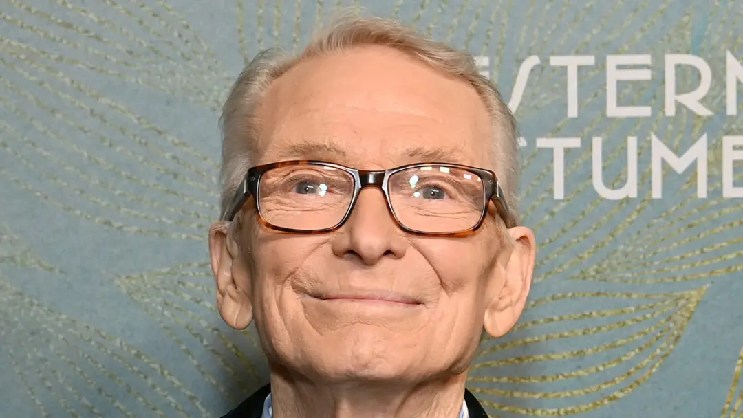 Bob Mackie teve óbito após sofrer uma lesão grave na cabeça por uma queda dias antes de falecer. É uma pena ver a vida …