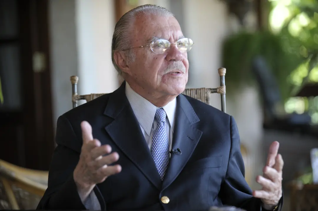 José Sarney foi internado na UTI do UDI Hospital em São Luís após precisar de cirurgia para desobstrução abdominal. A e…