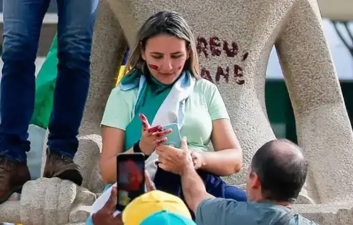 Débora Rodrigues dos Santos foi progressiva ao regime semiaberto pela assinatura de Alexandre de Moraes. Parece uma cle…