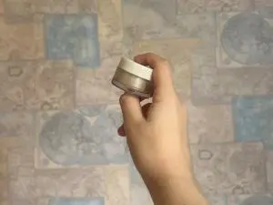 Testaram truque com iluminador da BMÉS para disfarçar olheiras. O uso do produto altera a percepção da área, o que most…