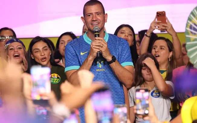 Douglas Ruas e Fernanda Louback em encontro na Barra da Tijuca, Rio de Janeiro, focando na participação feminina na pol…