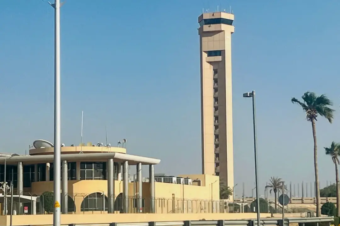 Aeroporto em Riad teve operações suspensas após uma explosão que deixou pessoas feridas no sábado. A paralisação é um r…