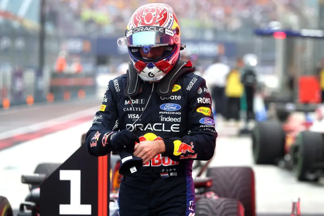 Verstappen alcançou sua 50 pole position no GP de Singapura, um marco que o coloca ao lado de Hamilton e Senna. É uma d…
