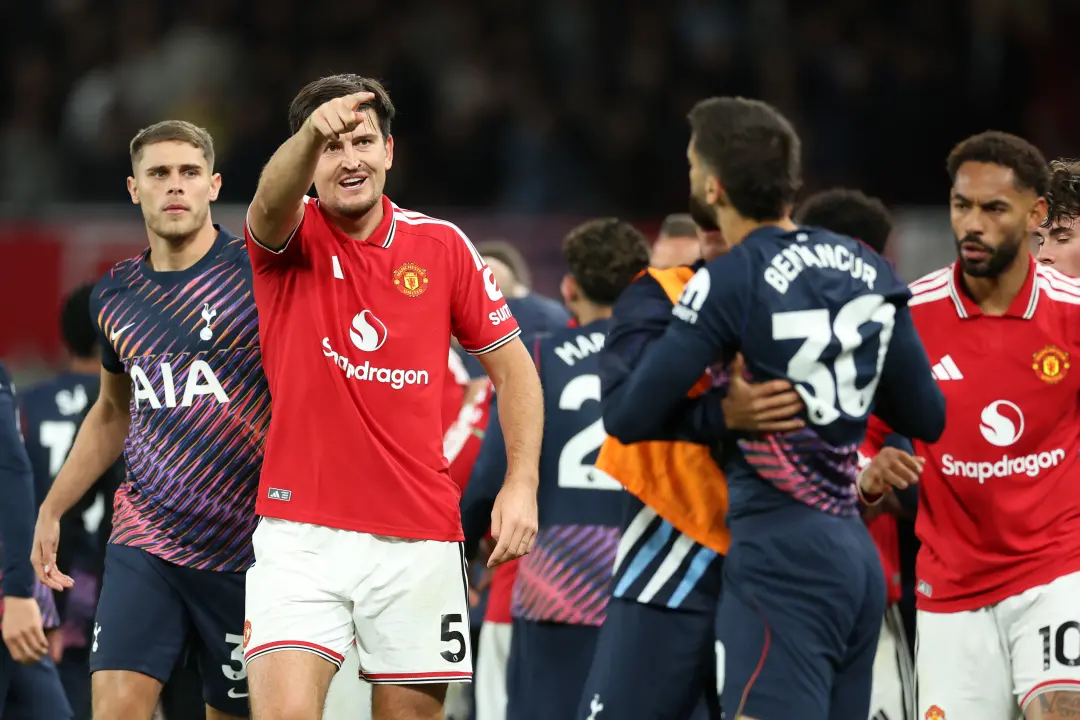 Manchester United e Tottenham empataram em 1 a 1 no sábado na Premier League. O jogo foi de nervos, com um gol do Unite…