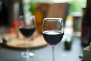 Cortona, na Toscana, teve um furto de 30 mil garrafas de vinho, avaliado em R$ 28 milhões. Essa operação grande mostra …