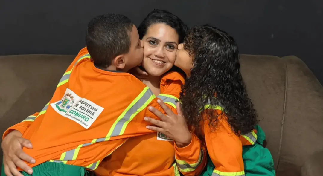 Crianças vestiram uniforme de gari da Comurg em Goiânia como homenagem ao Dia das Crianças. É legal ver esse tipo de ge…