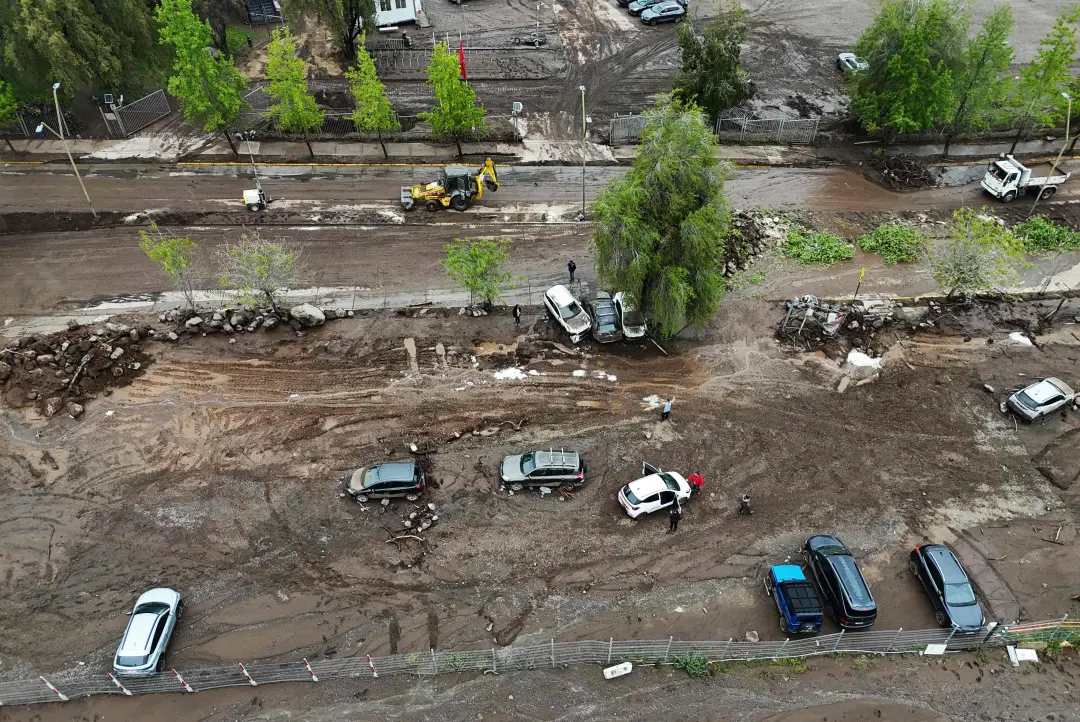 Santiago teve enxurrada e lama arrastando carros depois de temporal forte, com a região de Las Condes sendo a mais atin…