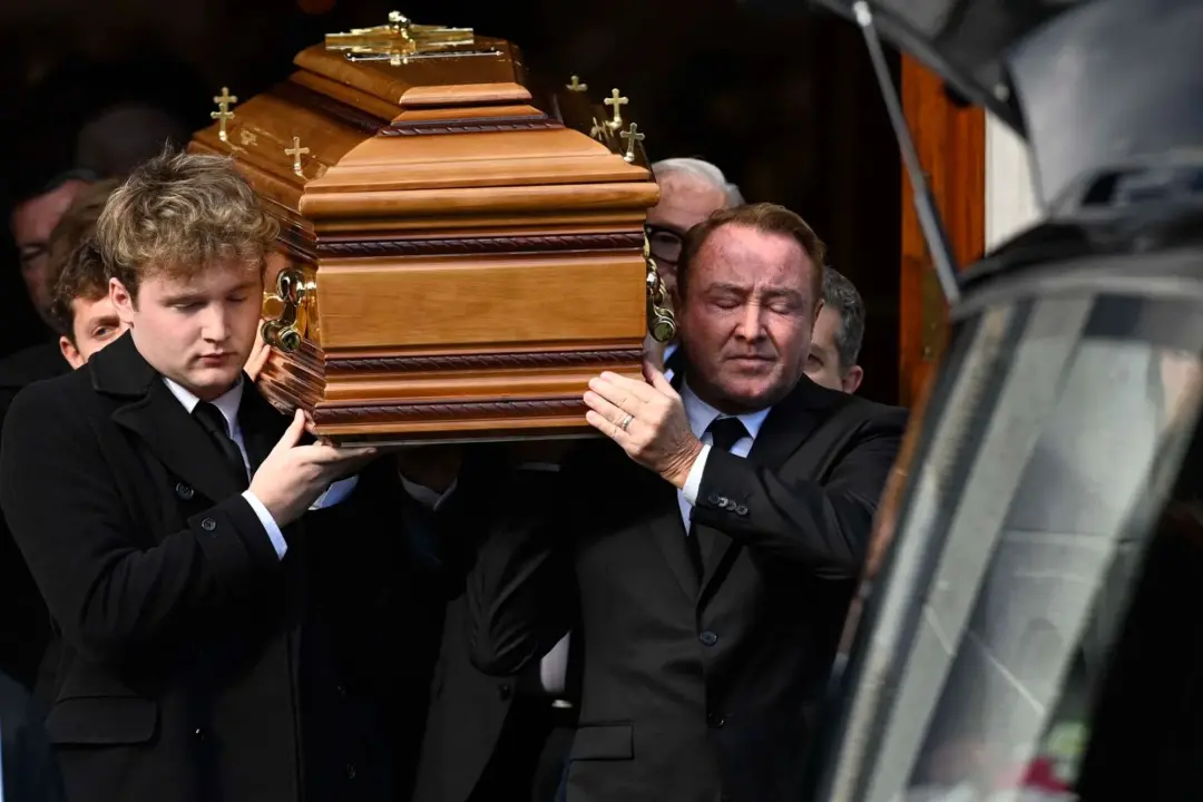 Michael Flatley disse que nunca sentiu dor assim no funeral da esposa Niamh, que morreu aos 52 anos após luta contra do…