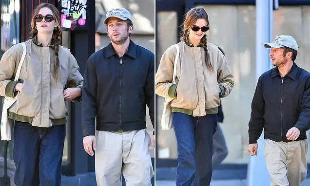 Jeremy Allen White e Lulu Tenney foram vistos em um passeio no parque com demonstrações de afeto. A gente pondera que a…