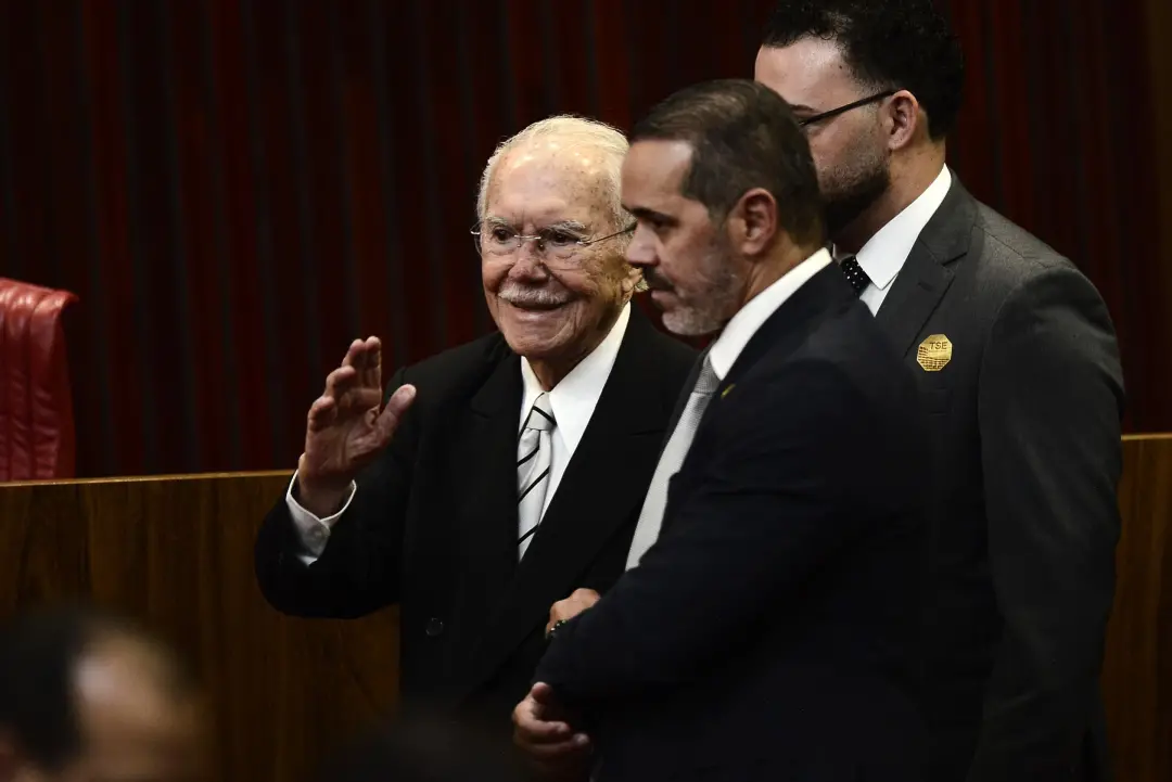 Ex-presidente José Sarney, 96 anos, está estável no UDI Hospital em São Luís após cirurgia abdominal para reversão de o…