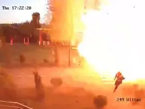 Perto de Kiev, um homem escapou por pouco de um ataque de drone russo. Isso mostra como a situação é instável, a vida f…