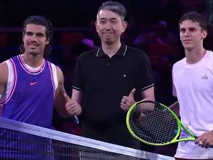 Alcaraz continua invicto na fase asiática e ainda adicionou um bigode ao visual dele. É bom ver o atleta mostrando essa…