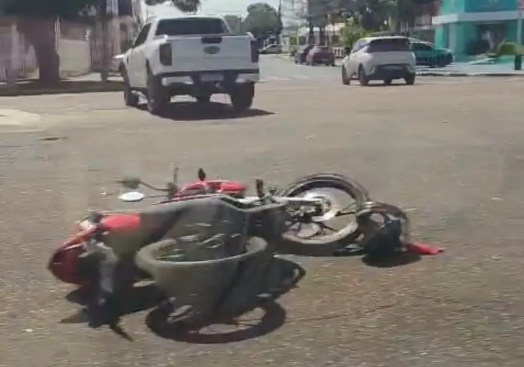 Cruzamento da Avenida Ville Roy com Rua Coronel Pinto em Boa Vista viu um motociclista de 29 anos se ferir batendo em u…