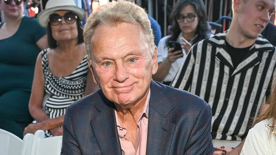 Pat Sajak apareceu em Los Angeles para homenagear Graham Russell e Russell Hitchcock no Hollywood Walk of Fame. A prese…