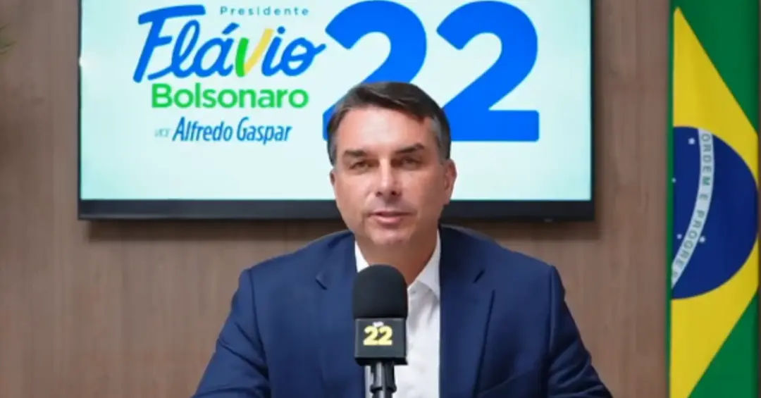Flávio Bolsonaro disse que Jair Bolsonaro colocará a faixa presidencial nele se eleito no segundo turno. A declaração f…