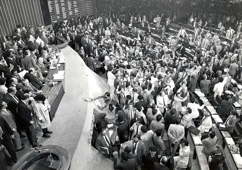 Congresso prevê único constituinte a partir de 2027 em meio aos ataques à Constituição de 1988. É um movimento que most…