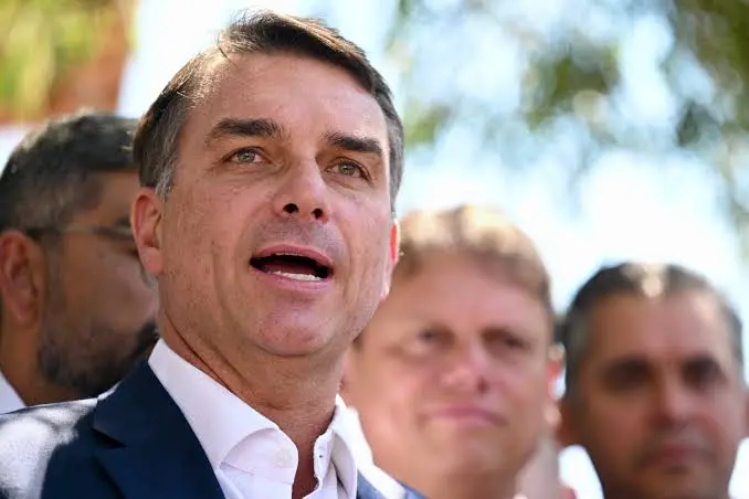 Flávio Bolsonaro pediu mais um votinho com apoiadores no Rio de Janeiro. A promessa de faixa presidencial do pai é só m…
