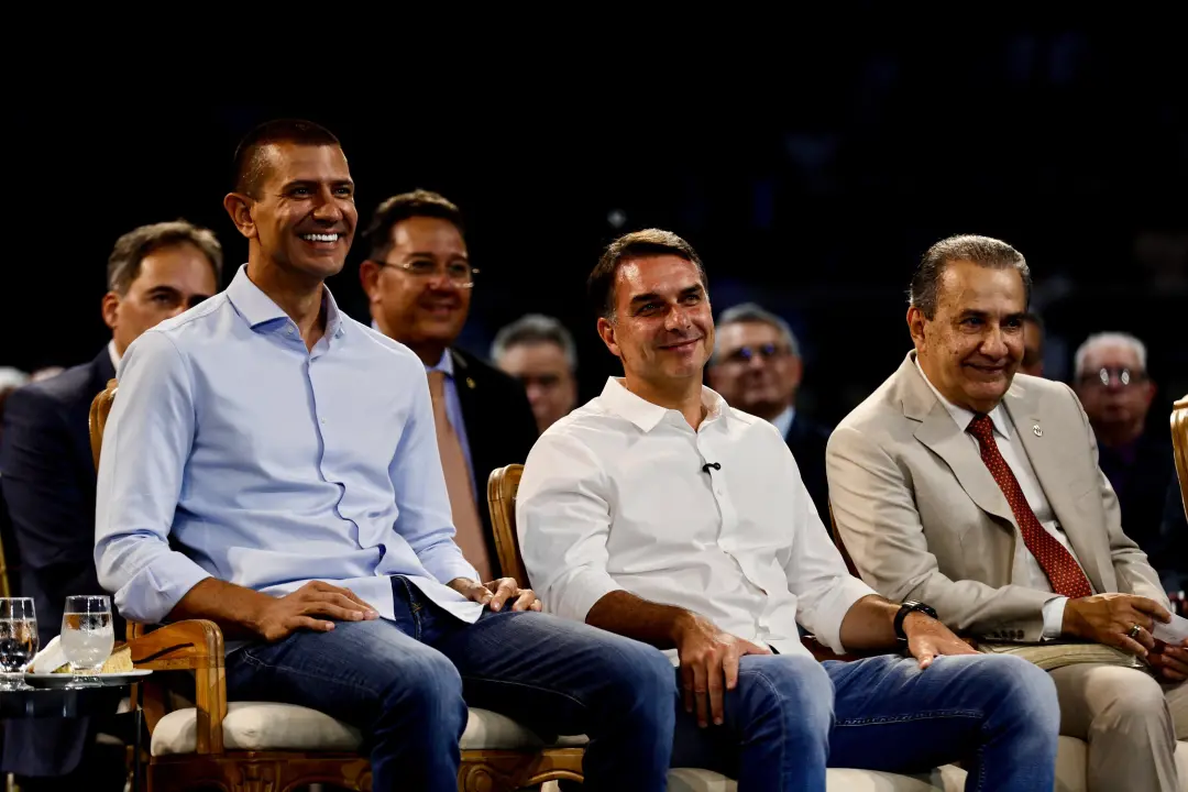 Maracanãzinho recebeu Flávio Bolsonaro e Douglas Ruas, onde o Bispo Samuel Ferreira disse que se pudesse pedir voto par…
