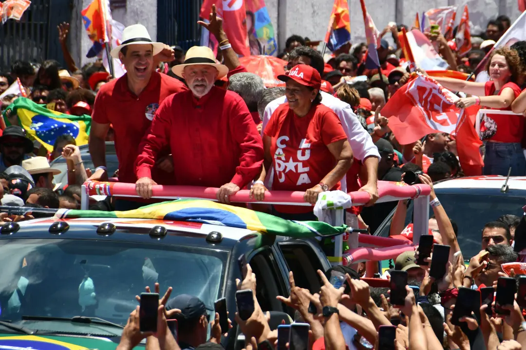 Natal, RN. Lula questionou o candidato Flávio Bolsonaro sobre de onde virá o dinheiro para o corte de gastos de 250 bil…