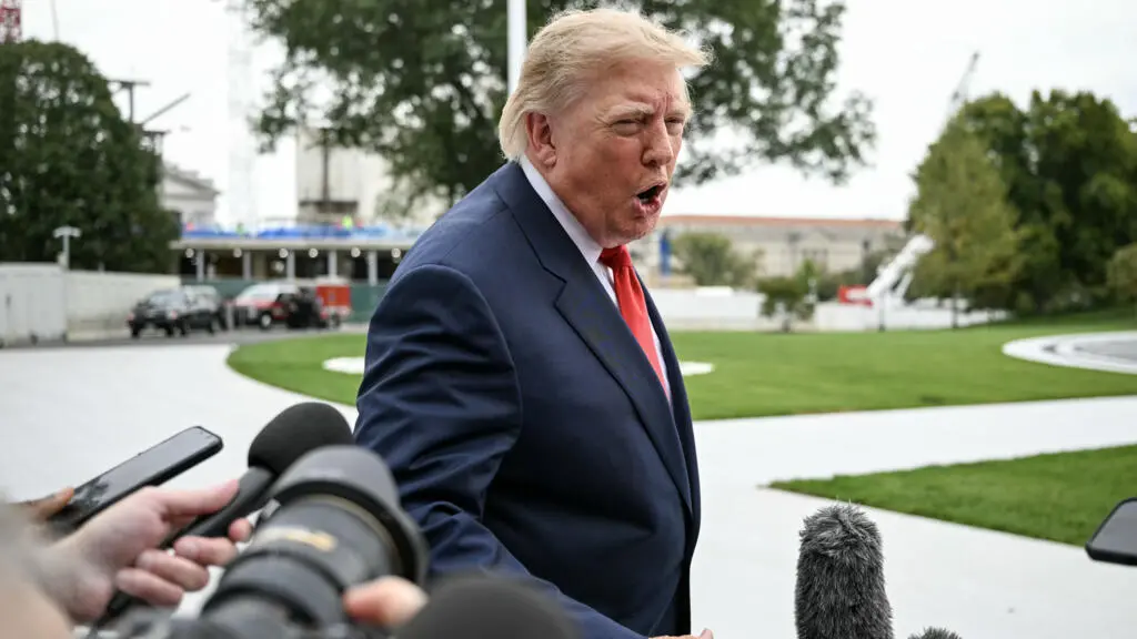 Vinte e um mortos, incluindo crianças, após ataques russos em Ucrânia. A tensão entre Trump e Zelensky sobre o acordo d…