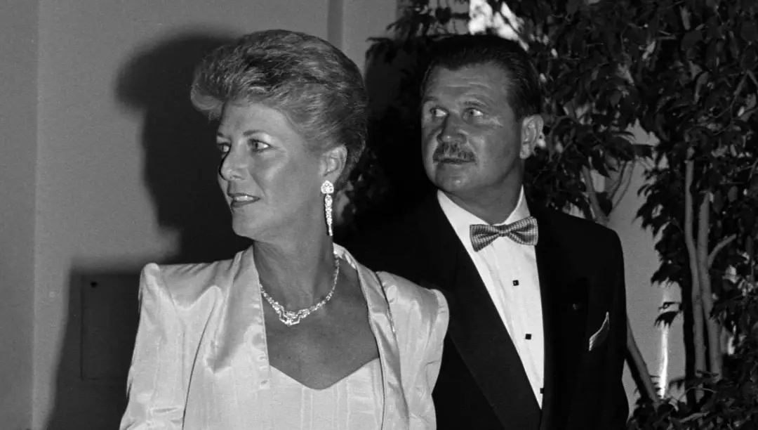 Diana Ditka ficou ao lado do lendário Mike Ditka por quase cinquenta anos. É uma trajetória de parceria longa, algo que…