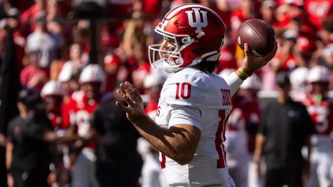 Indiana vence Nebraska por 20 a 17 em quarto tempo, com Hoover puxando um jogador como Fernando Mendoza. A vitória mant…