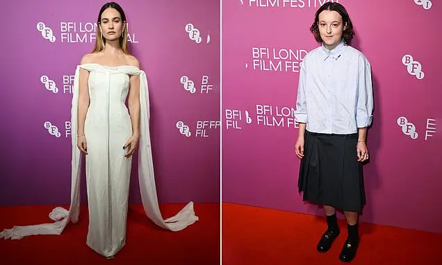 Lily James vestida de branco no evento The Liberation no Festival de Cinema de Londres. É um momento de beleza, mas a g…