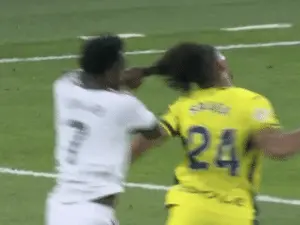 Vini Jr começou no banco, teve gol anulado e foi expulso após puxão de cabelo. Essa situação no futebol mostra como um …