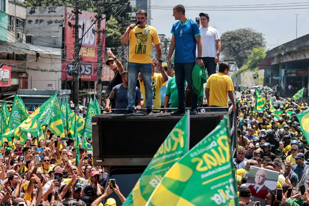 Flávio Bolsonaro falou em São Gonçalo que seu pai colocará a faixa presidencial nele em 2027. Essa fala reforça uma vis…