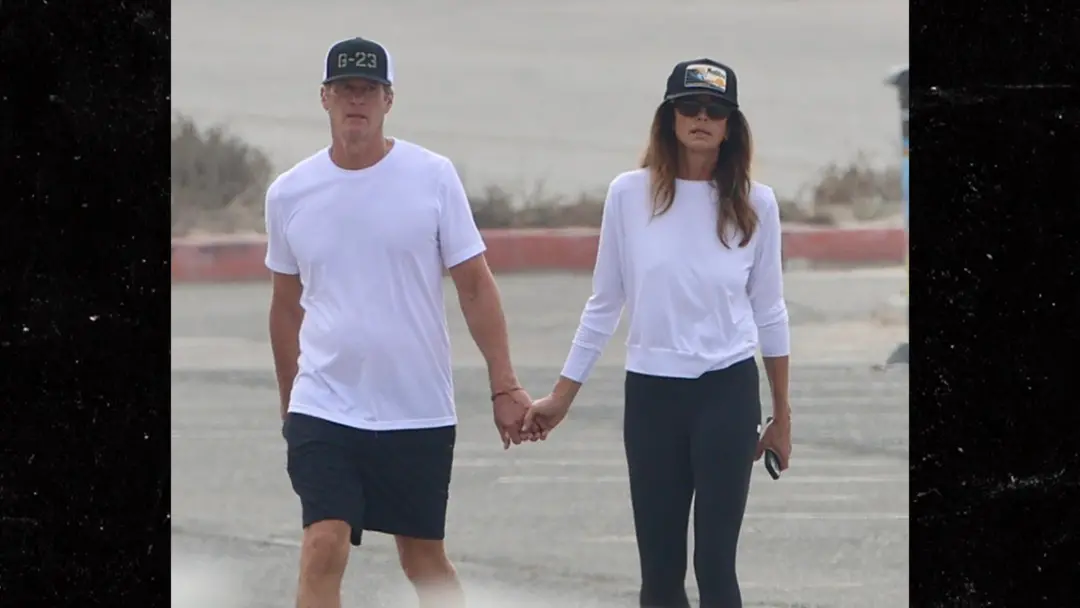 Cindy Crawford e Rande Gerber foram vistos de mãos dadas na Zuma Beach em Malibu. É um momento delicado após o falecime…