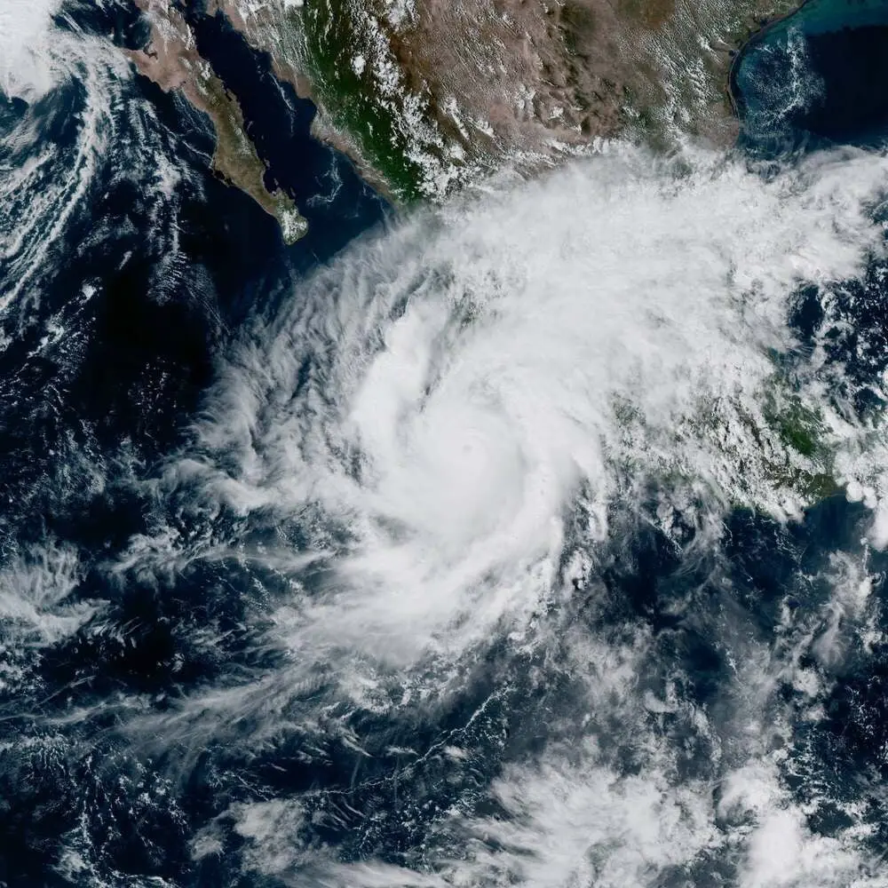 Furacão Simon e Tempestade Tropical Rachel vão atingir o México em breve. A Rachel também pode afetar o sul da Califórn…