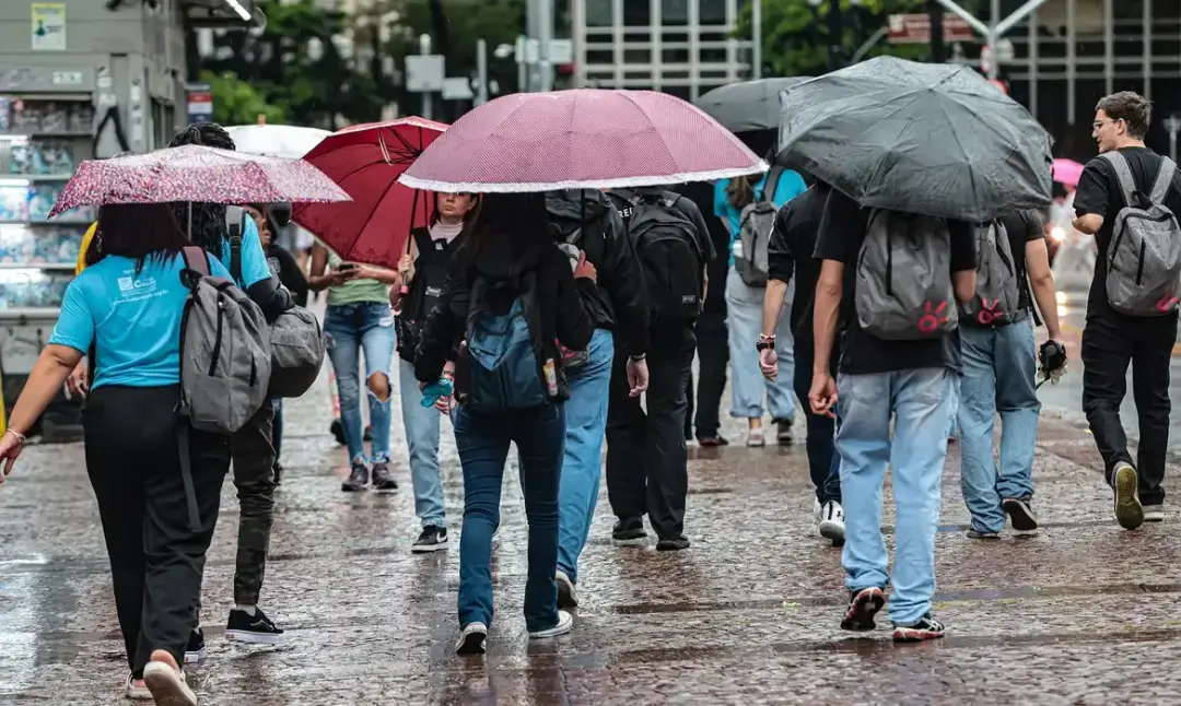 Alerta de perigo do Inmet para tempestades em 1.373 municípios de cinco Estados, começando domingo às 0h01. Com chuva d…