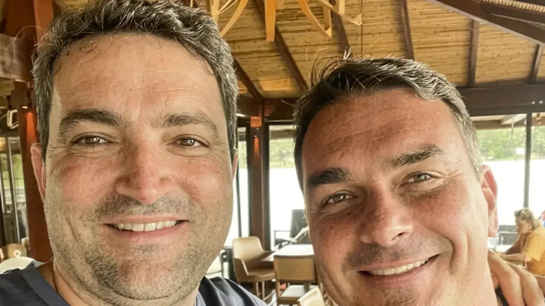 Flávio Bolsonaro e Willer Tomaz estavam ligados por uma conta no Santander que foi retirada do sistema em maio de 2025.…