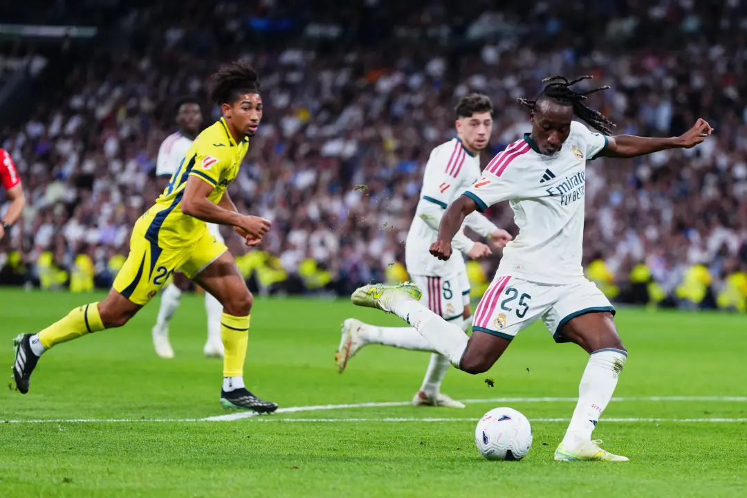 Vinicius marcou o gol do Madrid contra o Villarreal no Santiago Bernabeu, mas logo depois foi expulso por tirar o cabel…