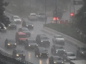 12,8 mil imóveis sem energia em São Paulo com 24 alertas de chuva. A falta de organização na infraestrutura elétrica mo…