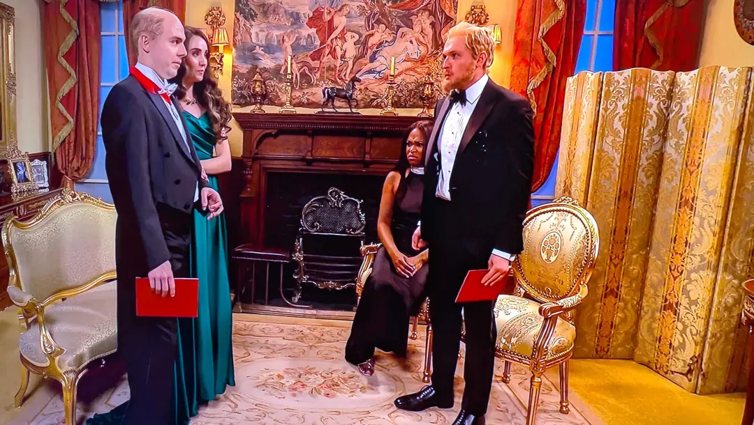 William e Harry no SNL UK, em Sandringham, em um cold open. A cena coloca William e Kate contra Harry e Meghan, orquest…