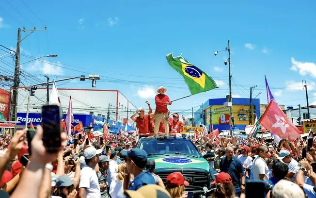 Em Natal, Lula participou de passeata com apoiadores em campanha para 2026. A defesa de propostas do governo mostra que…