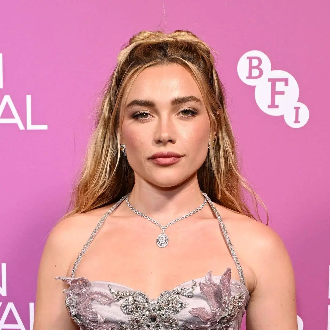 Florence Pugh em um vestido de corsete prateado e lavanda no Festival de Cinema de Londres junto com Finn Cole. A elegâ…