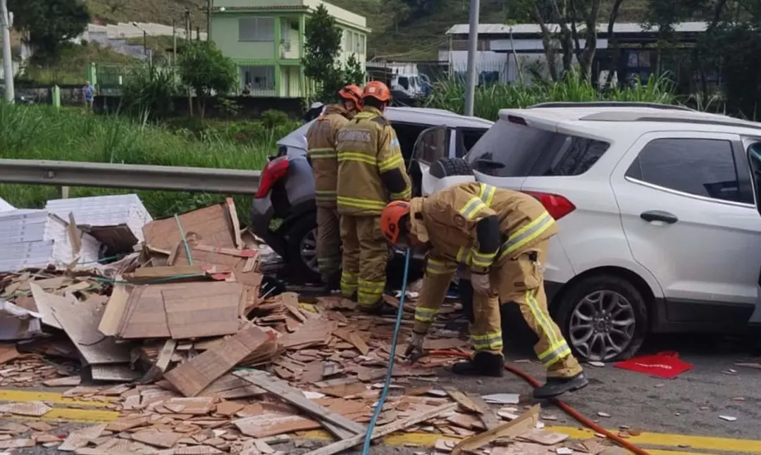 Barra do Piraí, no Rio de Janeiro, registrou um acidente grave na BR-393 na manhã de sábado. Cinco pessoas morreram e n…