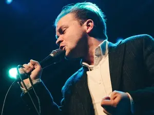 Ex-vocalista do Black Midi nega acusação de estupro e cancelou seus shows. Essa situação expõe a complexidade de acusaç…