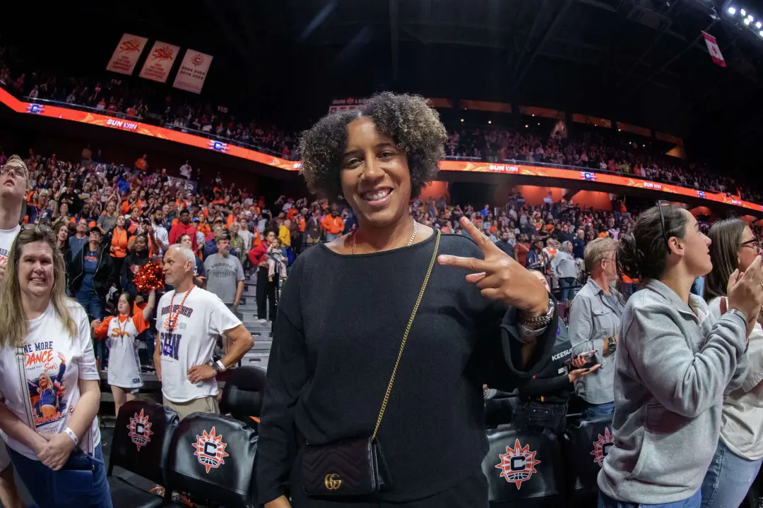 Geno Auriemma comentou sobre a Nykesha Sales, ex jogadora e nova assistente, elogiando o talento dela na UConn nos anos…