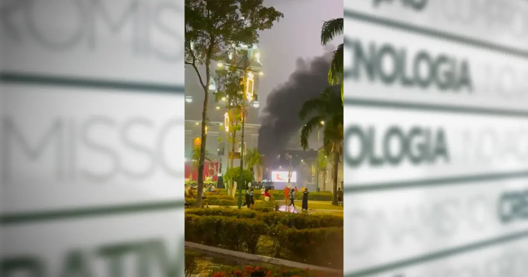 Incêndio em van perto da Igreja da Sé durante a concentração para o Círio 2026 em Belém. Fumaça escura no bairro da Cid…