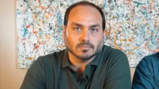 Senador Carlos relatou que o ex-presidente Jair Bolsonaro apresenta sinais de debilitação física durante a prisão domic…